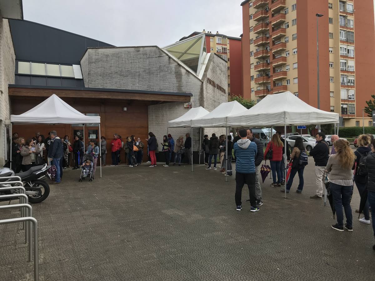 Fotos: Interminables colas para apuntar a los niños en los campus de verano del Instituto Municipal de Deportes