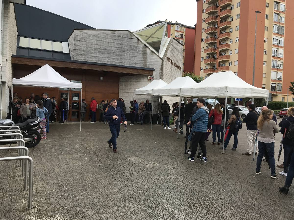 Fotos: Interminables colas para apuntar a los niños en los campus de verano del Instituto Municipal de Deportes