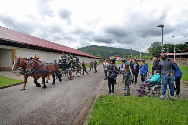 Lo primero que hicieron los participantes fue pasear por el exterior del centro sobre un carro tirado por caballos. 