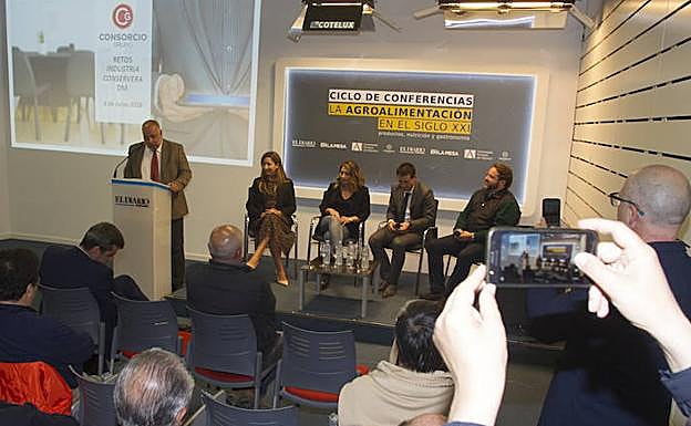 El redactor jefe de El Diario, José Luis Pérez, durante la presentación del acto celebrado en el periódico junto a los responsables de las conserveras cántabras y la directora de Pesca.