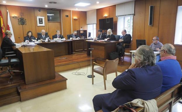 Miguel Mirones y su hermano Santos, ante el tribunal que les juzga.