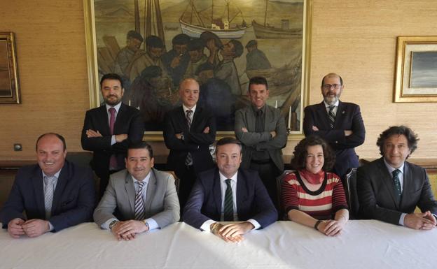 Desde la izquierda, Juan José Uriel, Pedro Ortiz, Alfredo Pérez, Miriam Peña y Cristóbal Palacio. De pie, Álvaro Villa, Manuel Gómez, Francisco Gutiérrez y José Emilio Criado.