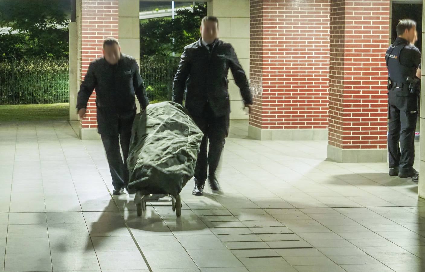 Los empleados de la funeraria llevaron el cadáver a los forenses.