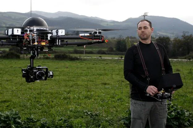 El organizador del evento, Marcos Fuentevilla, maneja uno de sus drones.