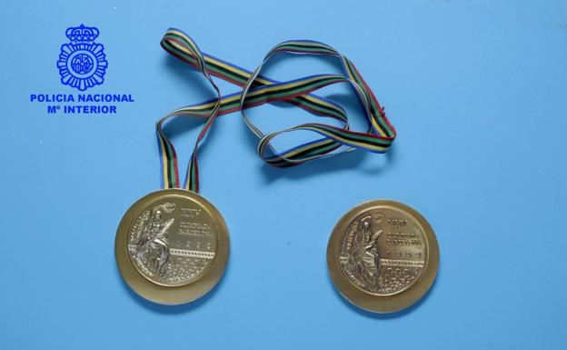 Las dos medallas recuperadas por la Policía.