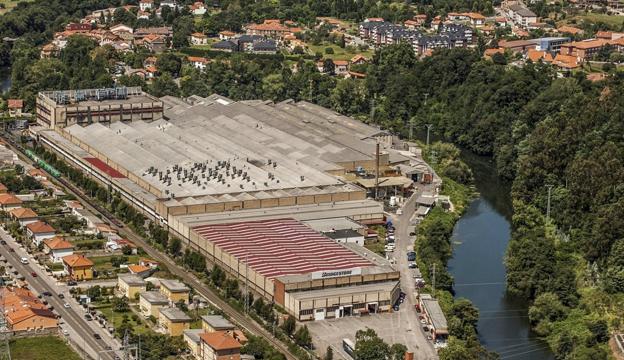 La fábrica de Puente San Miguel tendrá desde el año que viene una nueva línea de producción, concretamente para neumáticos de camión. 