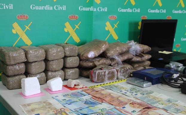 Droga y dinero intervenidos a los detenidos.