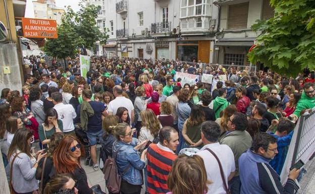 Concentración de los profesores en Peña Herbosa.