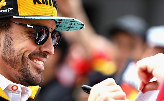 Fernando Alonso firma autógrafos en Canadá. 
