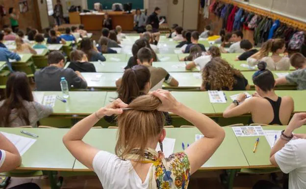 Los estudiantes se preparan minutos antes de que den comienzo en un aula de la Facultad de Derecho de Zaragoza. 