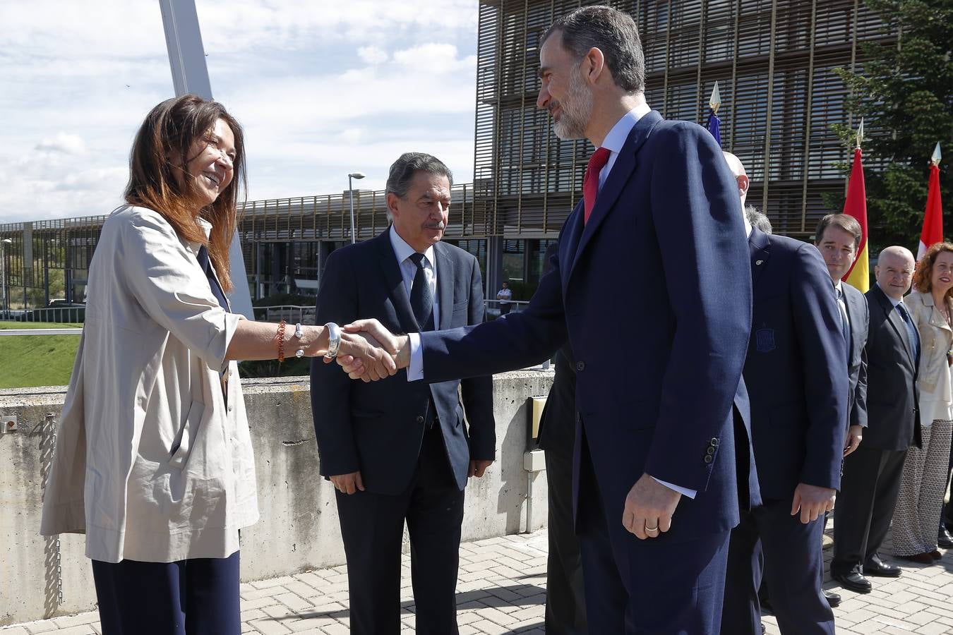 El monarca ha visitado a los jugadores del combinado nacional y a toda la delegación española en la Ciudad del Fútbol de Las Rozas