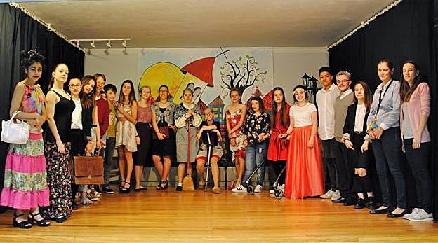 El grupo de los mayores posa después de su actuación 'La Finquita'. :: dm