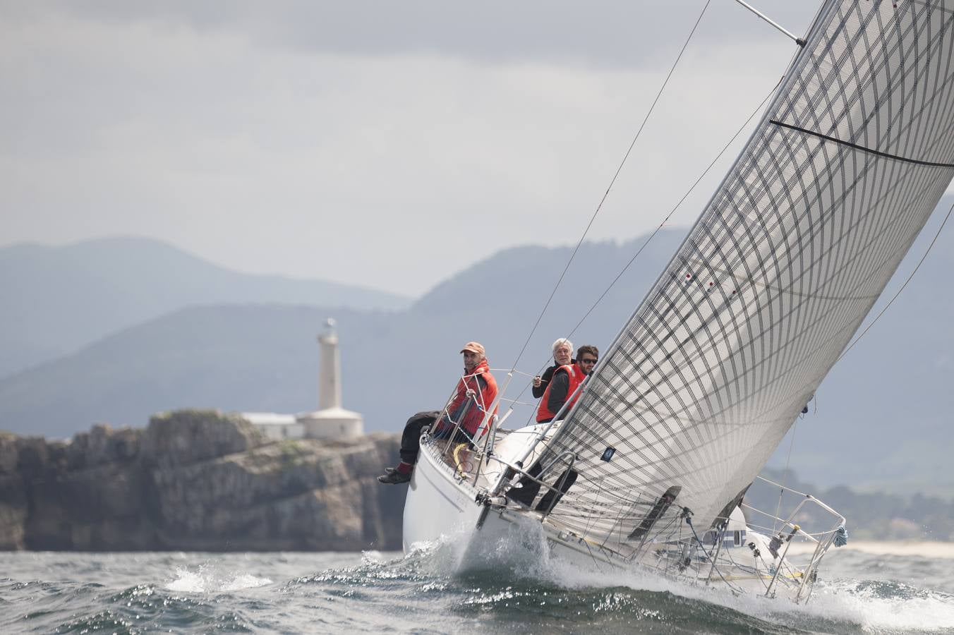 El Regional de J80 llega al Circuito Montañés, que este fin de semana toma las aguas de la bahía de la capital cántabra