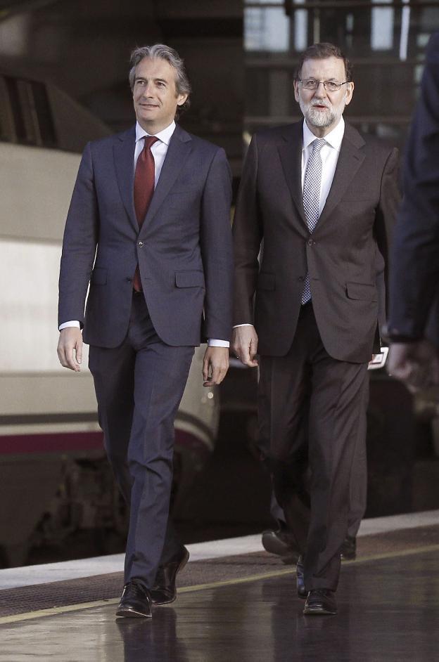 Íñigo de la Serna y Mariano Rajoy, en la estación de AVE. 