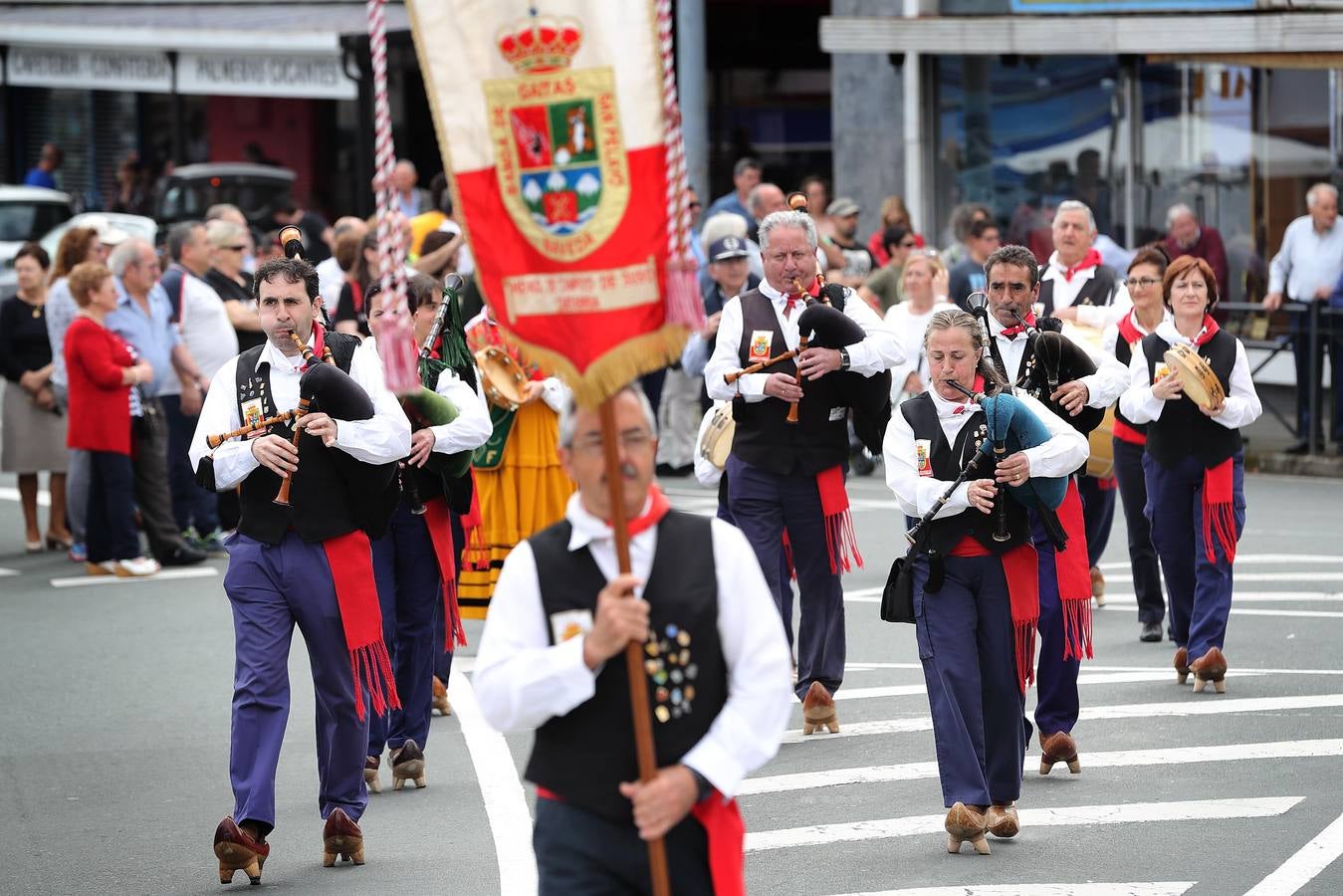 La XVI Fiesta de la Gaita de Unquera, en Val de San Vicente, ha reunido este fin de semana a un numeroso público en torno a una celebración que cada año pretende promover el apoyo al folclore de la región con la organización de una serie de actividades y actuaciones en torno a la música y las tradiciones cántabras.