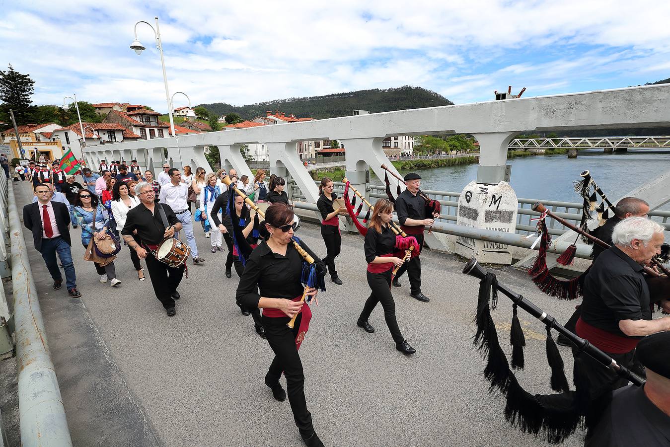 La XVI Fiesta de la Gaita de Unquera, en Val de San Vicente, ha reunido este fin de semana a un numeroso público en torno a una celebración que cada año pretende promover el apoyo al folclore de la región con la organización de una serie de actividades y actuaciones en torno a la música y las tradiciones cántabras.