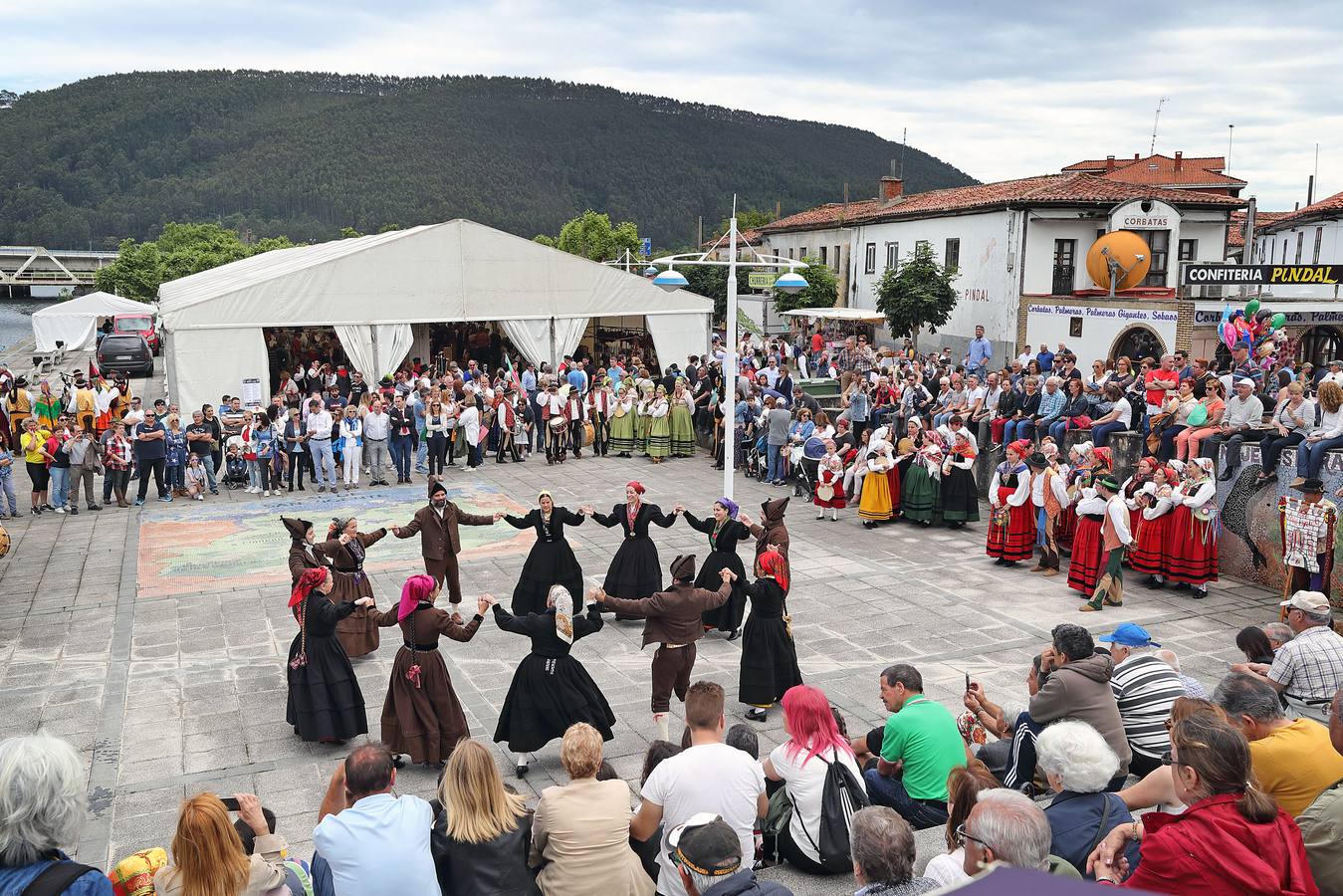 La XVI Fiesta de la Gaita de Unquera, en Val de San Vicente, ha reunido este fin de semana a un numeroso público en torno a una celebración que cada año pretende promover el apoyo al folclore de la región con la organización de una serie de actividades y actuaciones en torno a la música y las tradiciones cántabras.