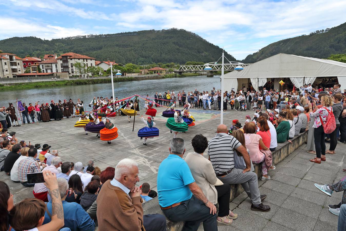 La XVI Fiesta de la Gaita de Unquera, en Val de San Vicente, ha reunido este fin de semana a un numeroso público en torno a una celebración que cada año pretende promover el apoyo al folclore de la región con la organización de una serie de actividades y actuaciones en torno a la música y las tradiciones cántabras.