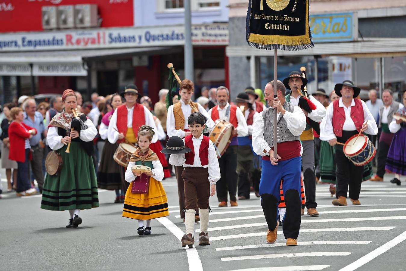 La XVI Fiesta de la Gaita de Unquera, en Val de San Vicente, ha reunido este fin de semana a un numeroso público en torno a una celebración que cada año pretende promover el apoyo al folclore de la región con la organización de una serie de actividades y actuaciones en torno a la música y las tradiciones cántabras.