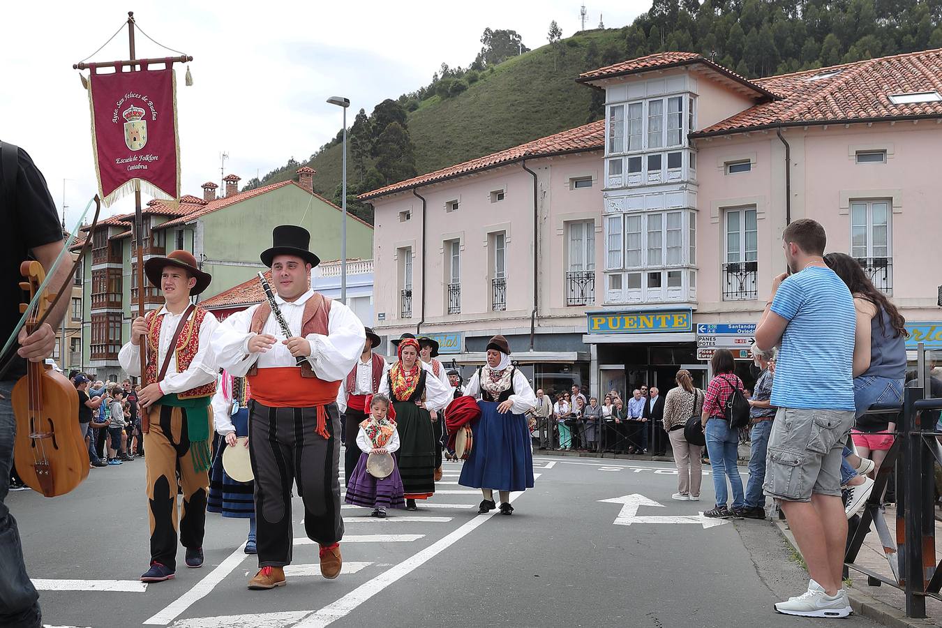 La XVI Fiesta de la Gaita de Unquera, en Val de San Vicente, ha reunido este fin de semana a un numeroso público en torno a una celebración que cada año pretende promover el apoyo al folclore de la región con la organización de una serie de actividades y actuaciones en torno a la música y las tradiciones cántabras.