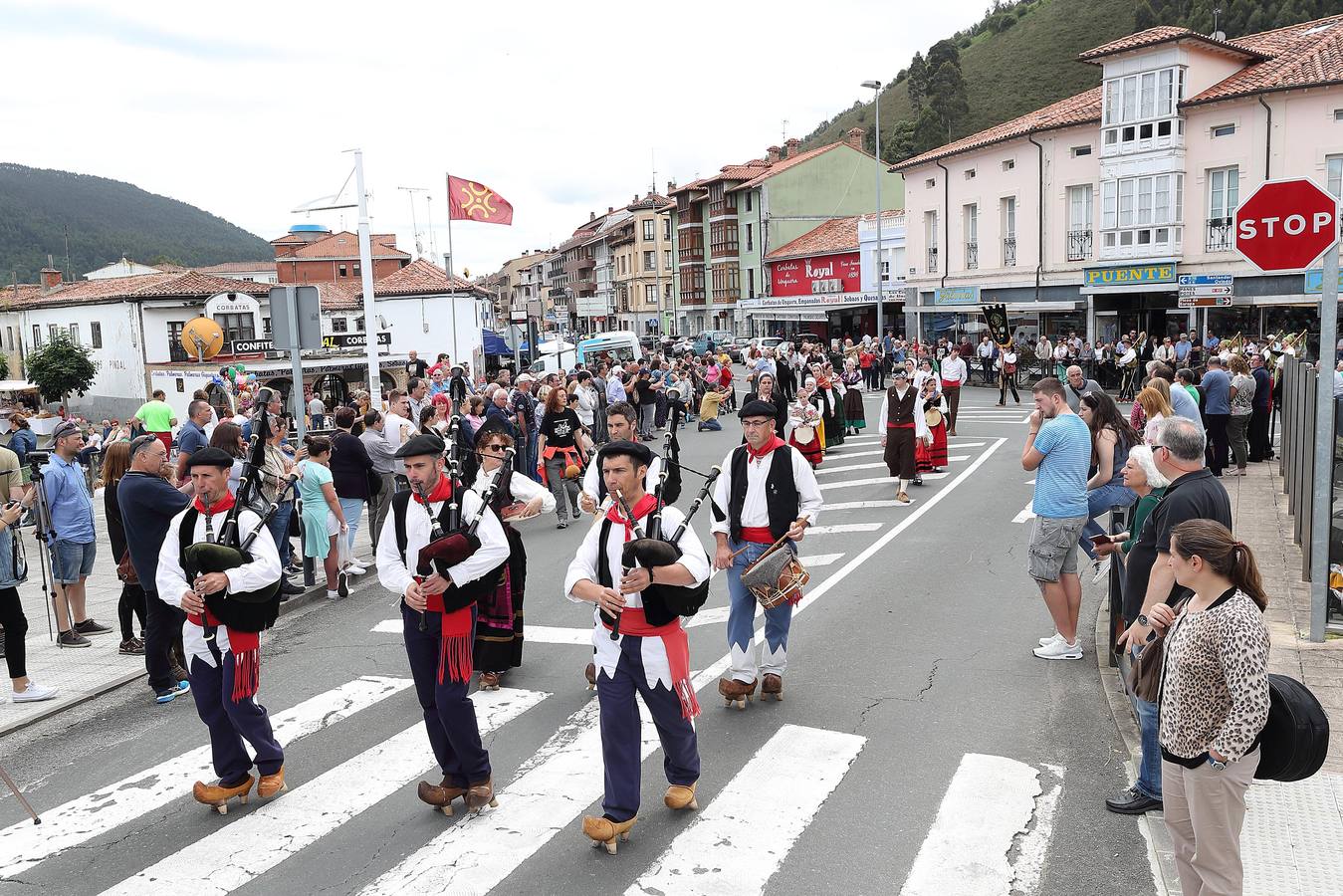 La XVI Fiesta de la Gaita de Unquera, en Val de San Vicente, ha reunido este fin de semana a un numeroso público en torno a una celebración que cada año pretende promover el apoyo al folclore de la región con la organización de una serie de actividades y actuaciones en torno a la música y las tradiciones cántabras.