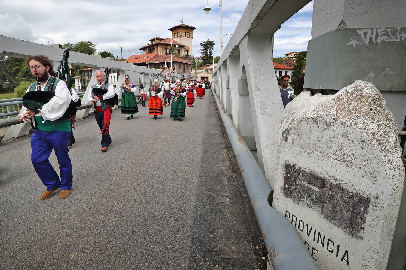 La XVI Fiesta de la Gaita de Unquera, en Val de San Vicente, ha reunido este fin de semana a un numeroso público en torno a una celebración que cada año pretende promover el apoyo al folclore de la región con la organización de una serie de actividades y actuaciones en torno a la música y las tradiciones cántabras.