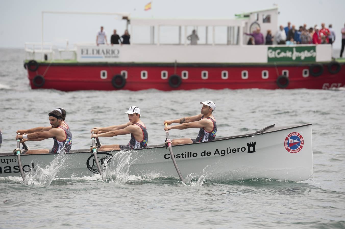 Los azules consiguieron aventajar en el primer tramo de la regata a Pedreña y mantuvieron la renta hasta la línea de meta