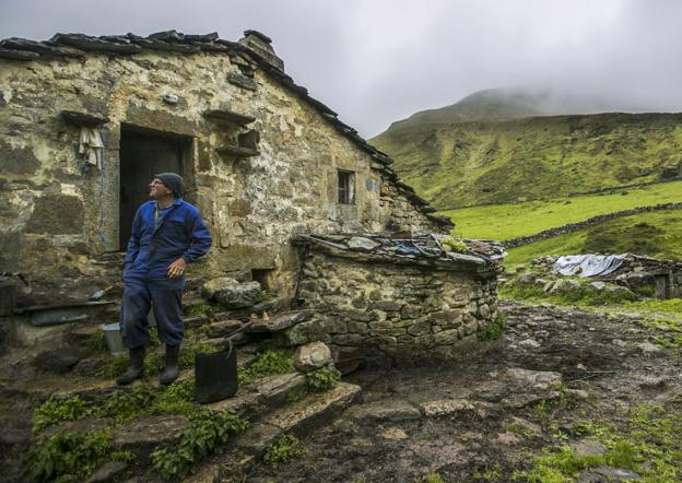 El medio rural y las cabañas se van abandonando poco a poco en los valles pasiegos.