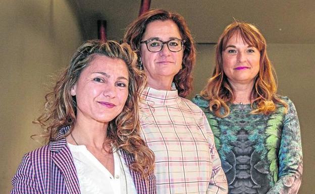De izquierda a derecha, Marián Rodríguez; Montserrat Peña; y María Pardo de Santayana, esta semana en la sede que CEOE-Cepyme Cantabria tiene en la calle Tres de Noviembre de Santander. 