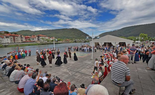 Imagen principal - Unquera celebra la XVI Fiesta de la Gaita con participación asturiana