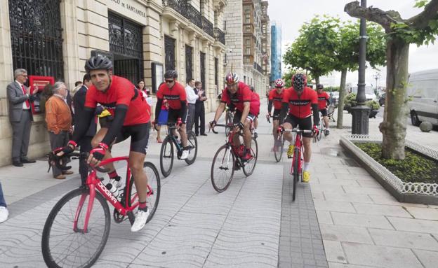 Induráin y el resto de cicloturistas partieron desde la sede del Banco Santander en el Paseo de Pereda.