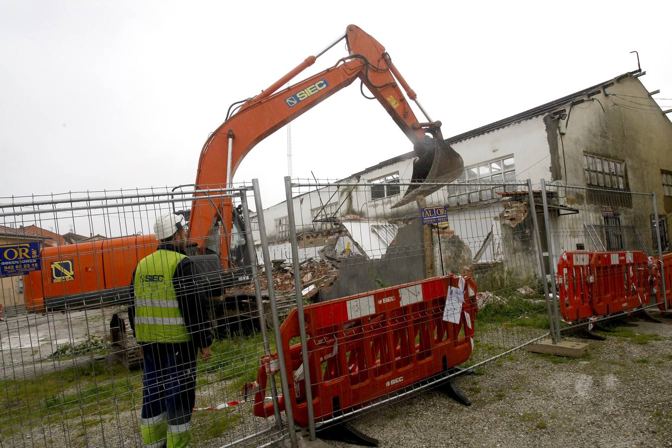 La empresa contratada por el Ayuntamiento de Torrelavega ha iniciado los trabajos de demolición de los antiguos talleres municipales en Campuzano, en cuyo solar se comenzará a construir en los próximos meses una promoción de 22 viviendas de protección en régimen de alquiler.