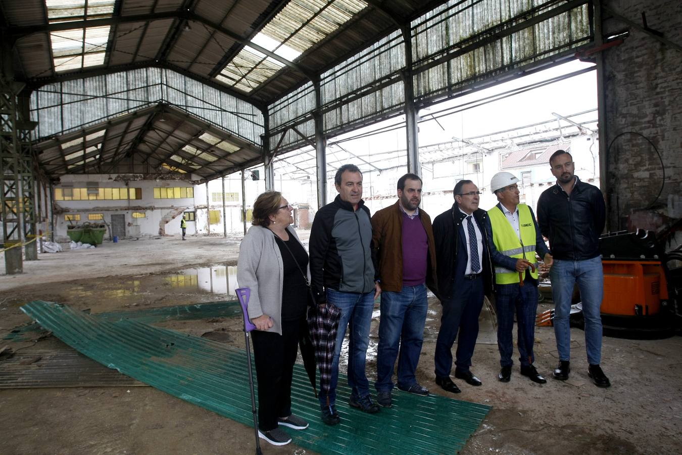 La empresa contratada por el Ayuntamiento de Torrelavega ha iniciado los trabajos de demolición de los antiguos talleres municipales en Campuzano, en cuyo solar se comenzará a construir en los próximos meses una promoción de 22 viviendas de protección en régimen de alquiler.