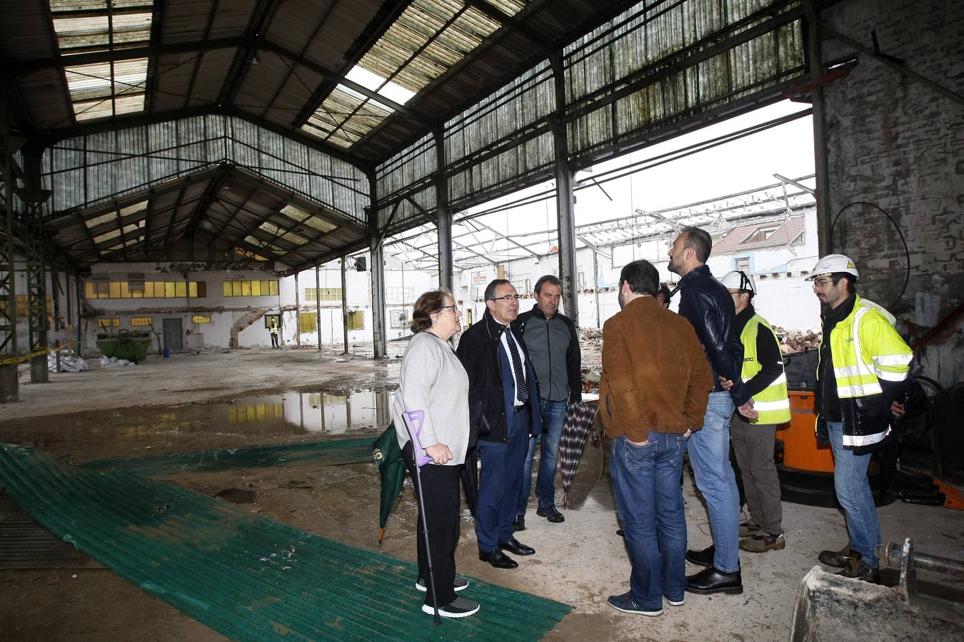 La empresa contratada por el Ayuntamiento de Torrelavega ha iniciado los trabajos de demolición de los antiguos talleres municipales en Campuzano, en cuyo solar se comenzará a construir en los próximos meses una promoción de 22 viviendas de protección en régimen de alquiler.