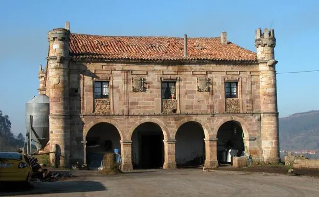 Palacio de Ceballos. La estructura se utiliza actualmente como cuadra.