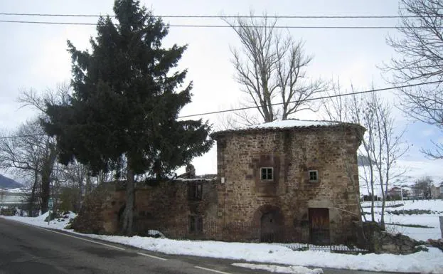 La Torre de los Ríos. Edificio del siglo XVII ubicado en localidad campurriana de Espinilla.