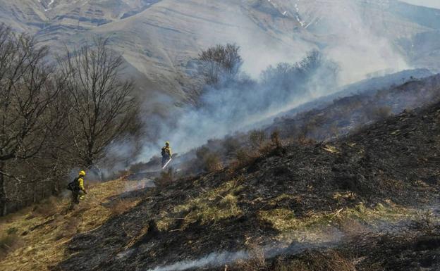 Incendio forestal en Yera (Vega de Pas) registrado este pasado mes de abril.