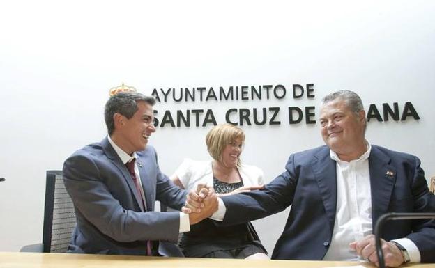 Zuloaga junto a Gómez el día de su toma de posesión como alcalde 