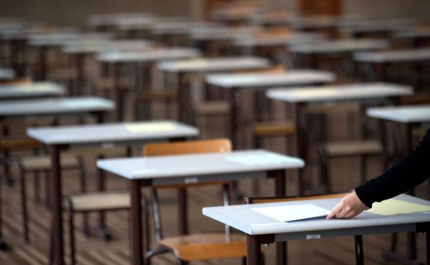 Pupitres en un aula donde va a realizarse un examen de oposiciones. 