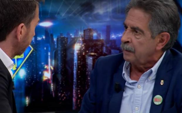 Revilla, con la chapa de 'No al MetroTUS', en 'El Hormiguero 3.0'.