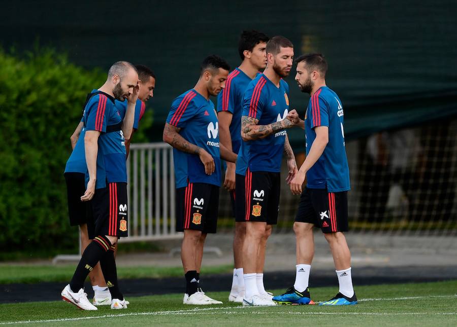 Fernando Hierro ha dirigido su primer entrenamiento como seleccionador de España, horas después de oficializarse su nombramiento en sustitución de Julen Lopetegui. 