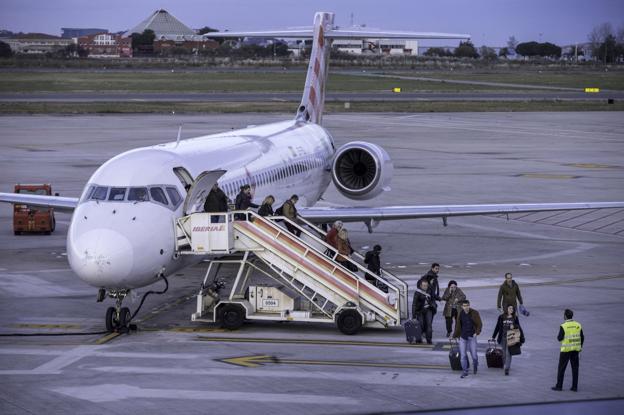 Los viajeros descienden de un aparato recién aterrizado en el Seve Ballesteros. :