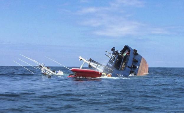 Grupos ecologistas piden el reflotamiento «urgente» de la draga hundida en Suances