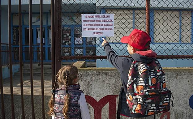 Imagen. Aulas vacías en el colegio María Sanz de Sautuola, en Santander.
