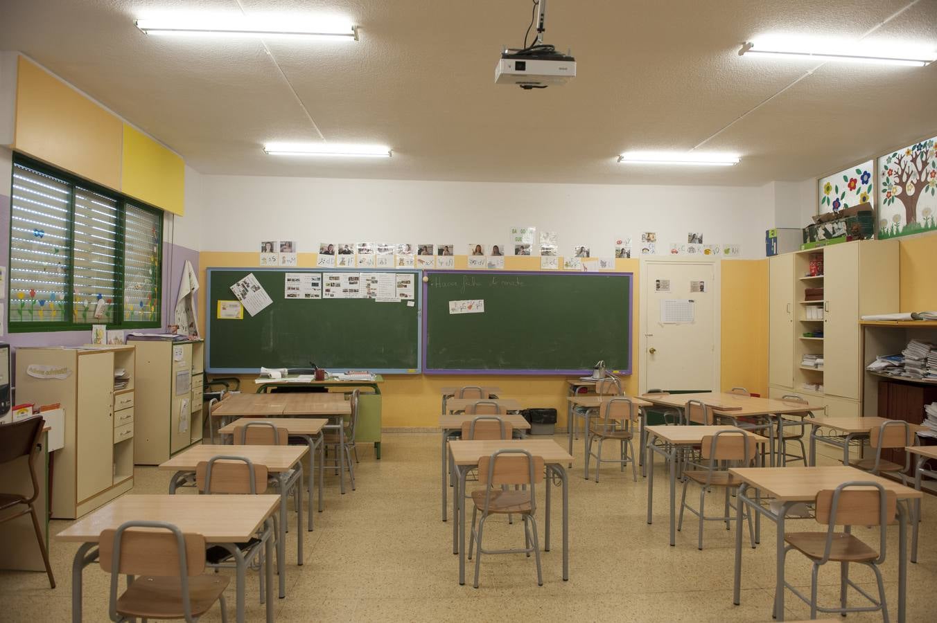 Imágenes del colegio María Sanz de Sautuola, en Santander, en este día de huelga en la educación