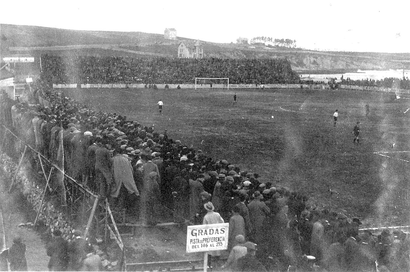 Así se disfrutaba del fútbol y del Santander Racing Club (así se llamaba el Racing en sus primeros años) en 1921. Esta imagen muestra un partido en el viejo campo del Sardinero, abarrotado de aficionados y con el mar al fondo. El fichaje estrella de la década de los años 20 sería el de un reconocido profesional y auténtico trotamundos: el técnico inglés Fred Pentland. La contratación supuso un gran esfuerzo económico, pues entonces el Racing contaba con tan sólo setecientos socios.