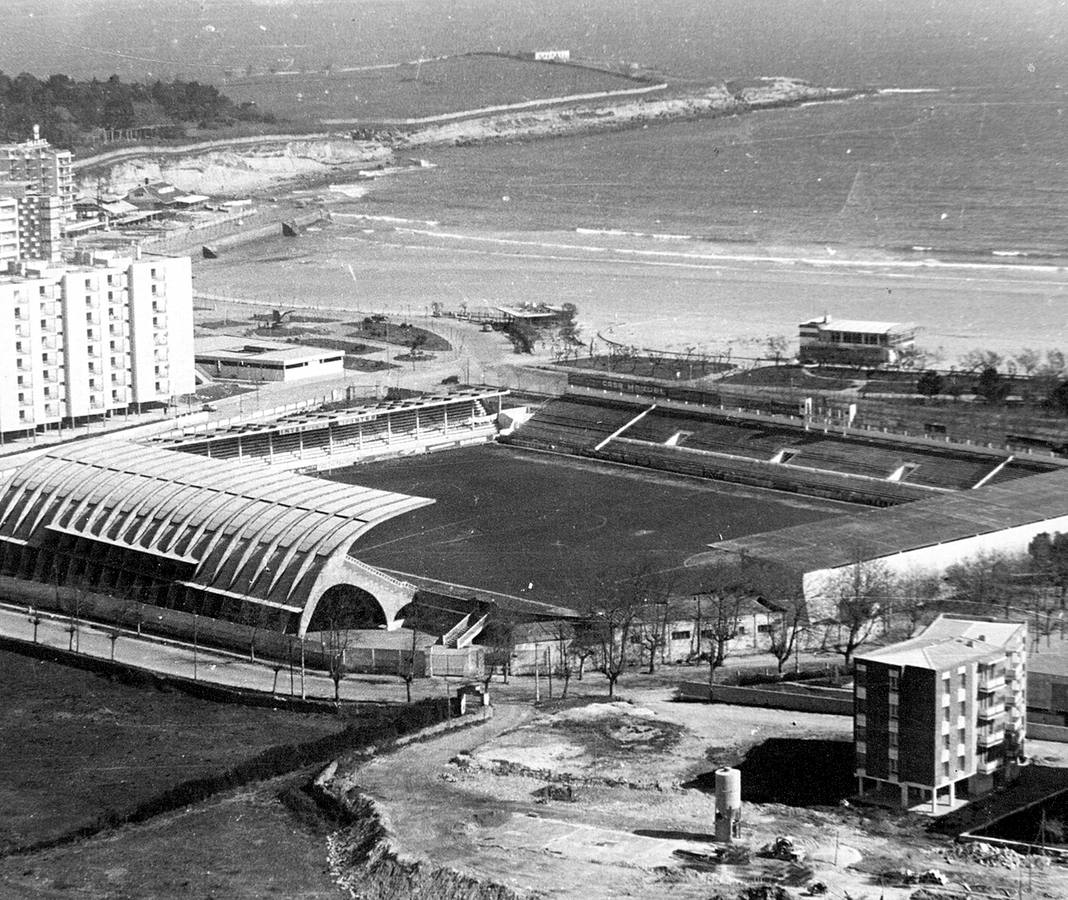 El estadio del Sardinero estaba a pìe de playa, donde hoy está el parque de Mesones. Esta imagen es de 1968, año en el que el Racing desciende a Tercera División. 