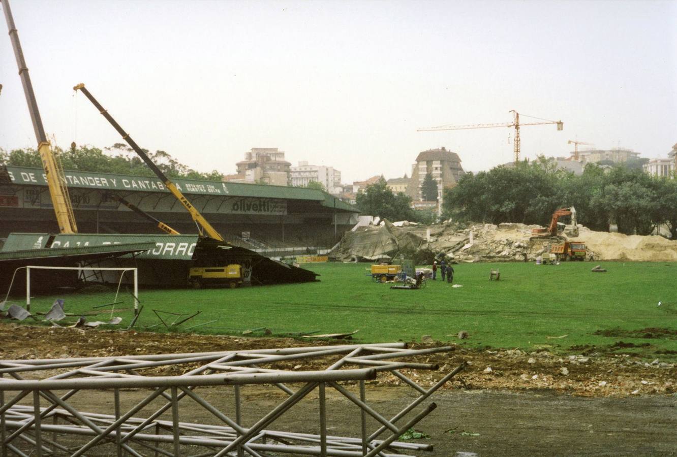 La demolición del viejo estadio se produijo en junio de 1988. Ahora se cumplen 30 años desde que entraron las retroexcavadoras y echaron abajo la antigua grada, que hasta 1963 fue de madera y ese año fue cambiada por una de hormigón. El viejo Sardinero tenía una capacidad para 22.000 personas, pero hay que tener en cuenta que antes de los 80 se podía ver el fútbol de pie y la gente no estaba obligada a estar sentada. 