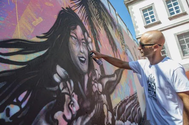 Renzo Brambilla ha sido el grafitero profesional invitado este curso para dejar su 'huella' en el gran mural del instituto. Su creación está vinculada con el mar y el surf: daniel pedriza