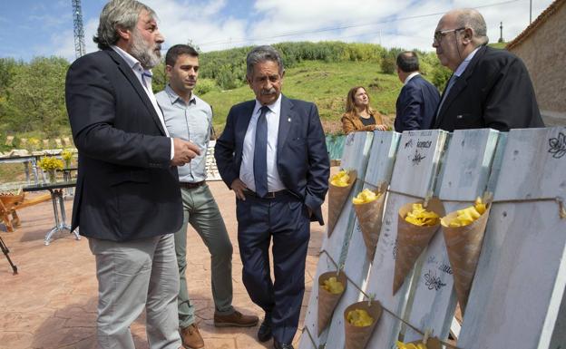 El presidente regional, Miguel Ángel Revilla, y el consejero, Jesús Oria, durante la presentación.